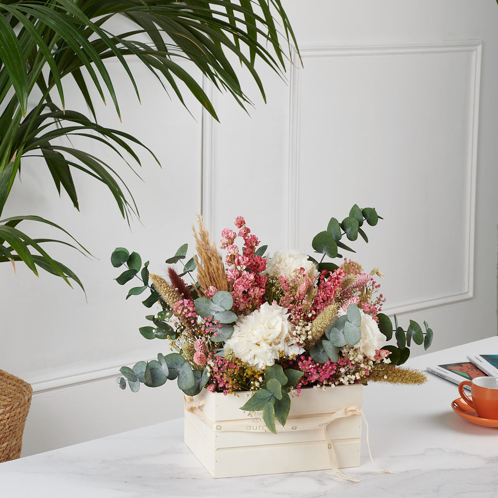 centro de flores preservaas con hortensia y eucaliptus