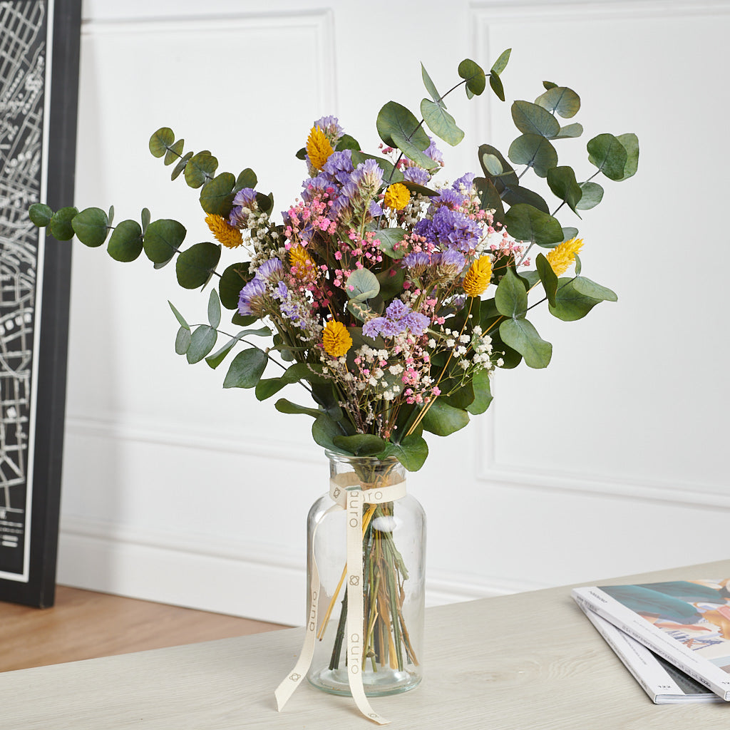 centeo de flores lila y eucaliptus preservados