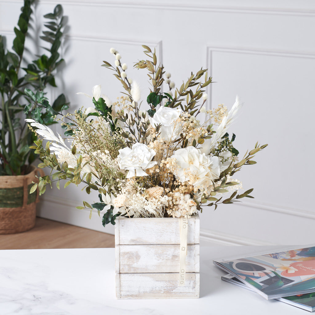 centro en caja de madera con gardenia, rosa y hortensia preservada