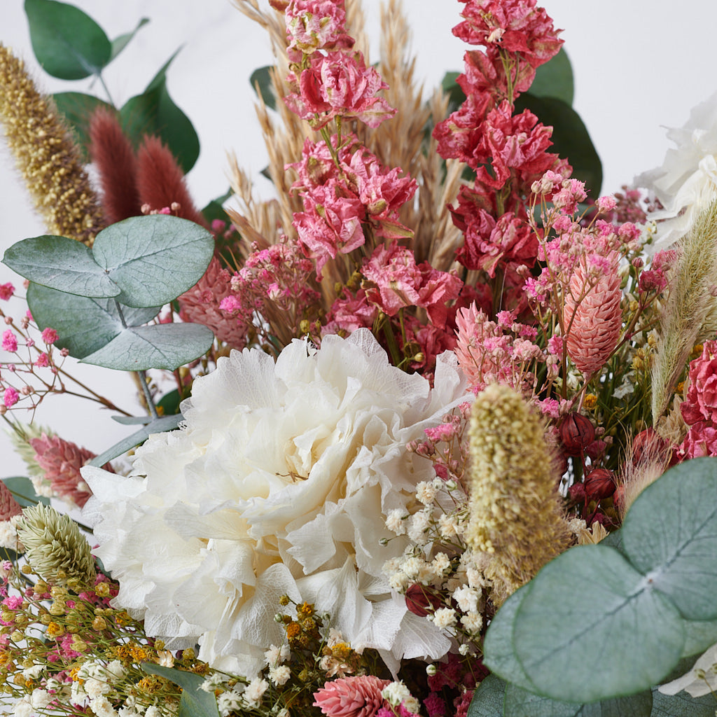 hortensia preservada blanca y eucalipotus