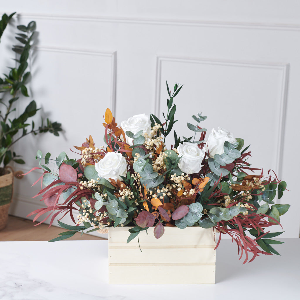 centro de rosas blancas preservadas y eucaliptus