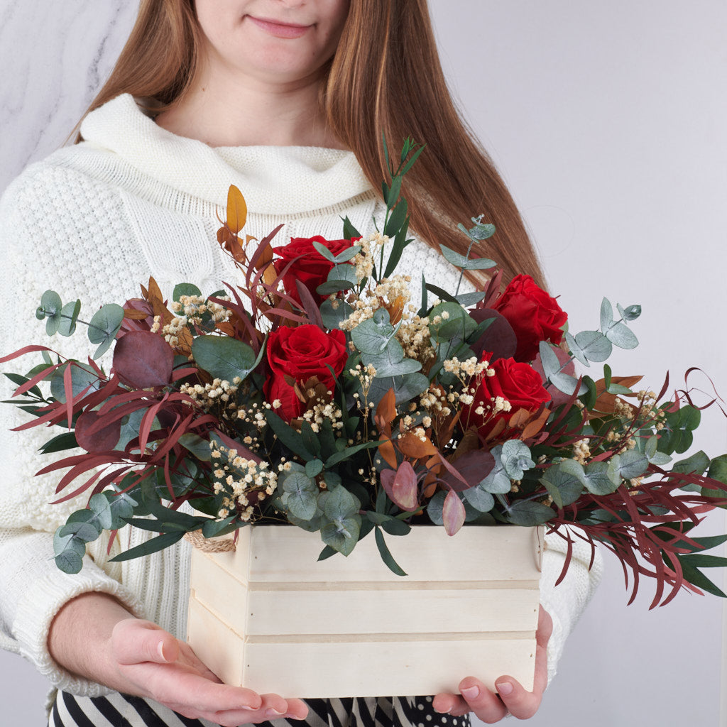 centro de rosas rojas preservadas