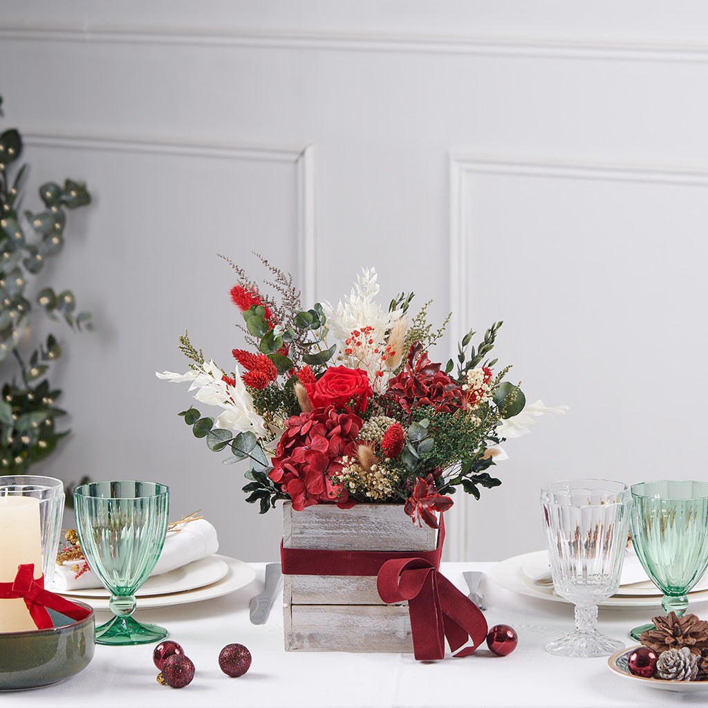 centro de navidad en base de madera y con flores preservadas