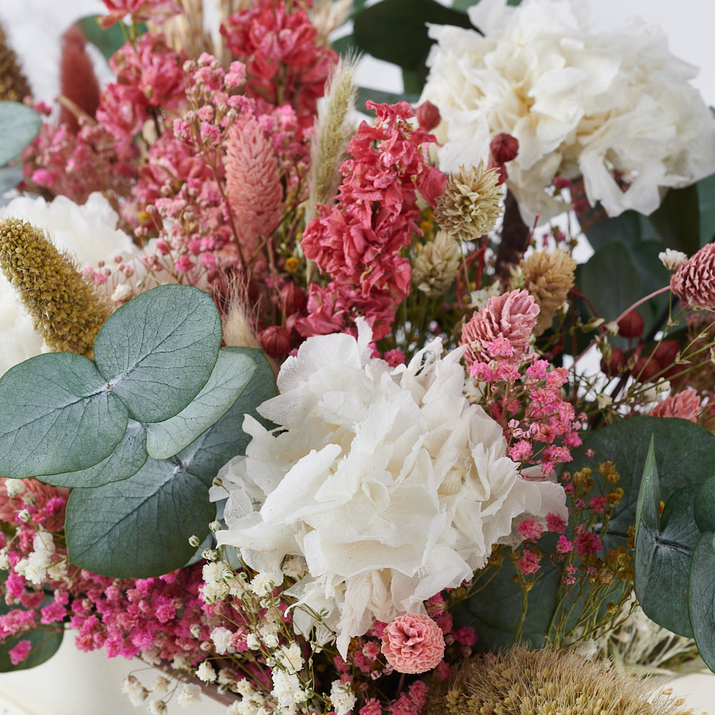 detalle de centro de flores preservadas
