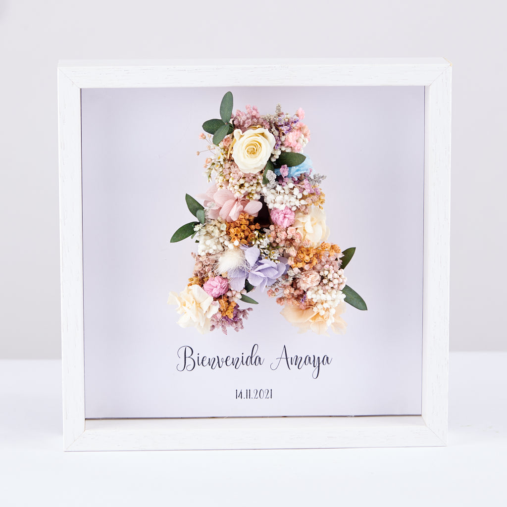 cuadro con letra hecha con flores preservadas