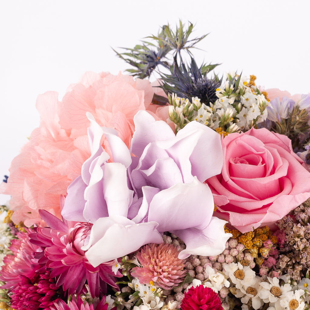 detalle de gardenia y rosa preservada en Boquet Aline