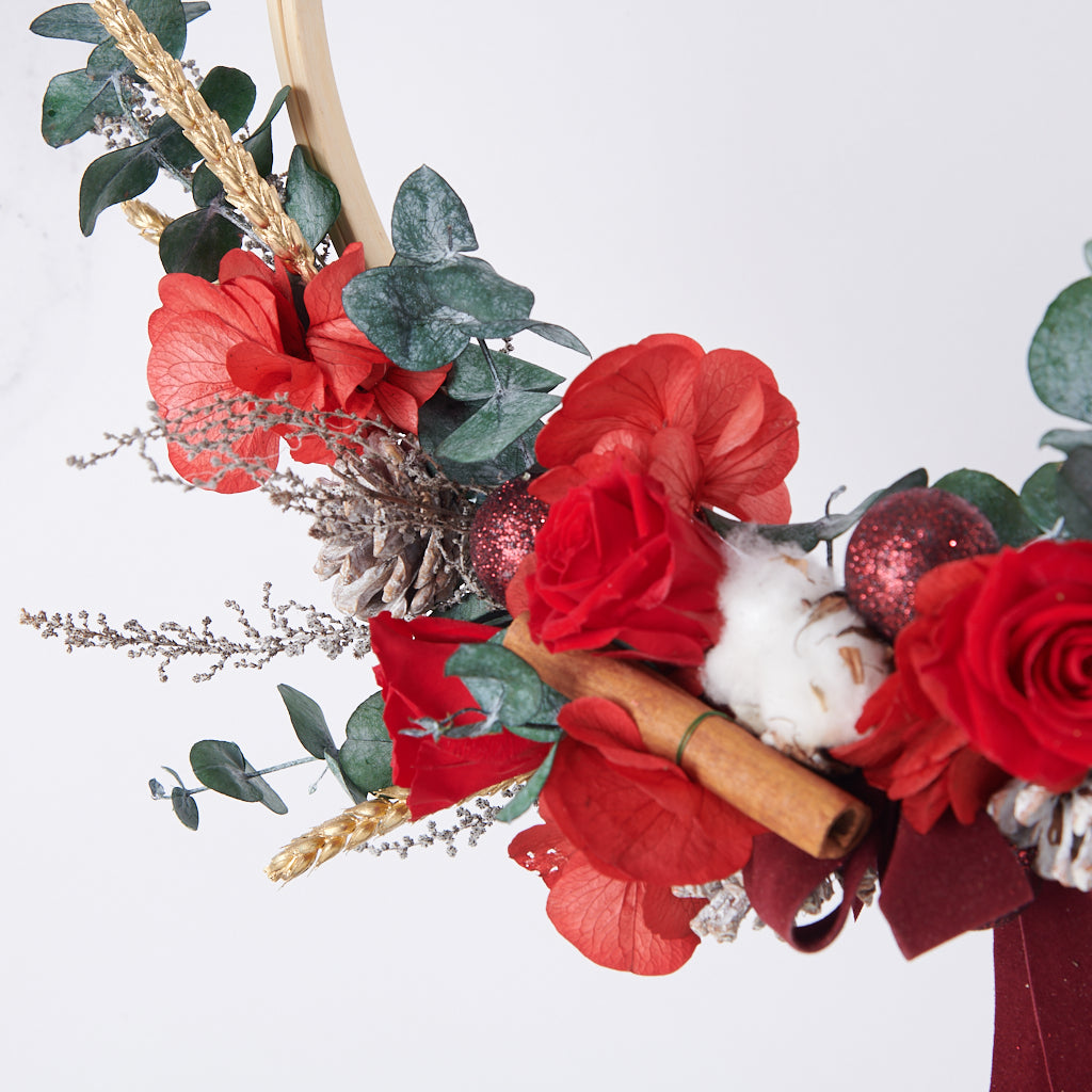 detalle de corona de Navidad de flores preservada