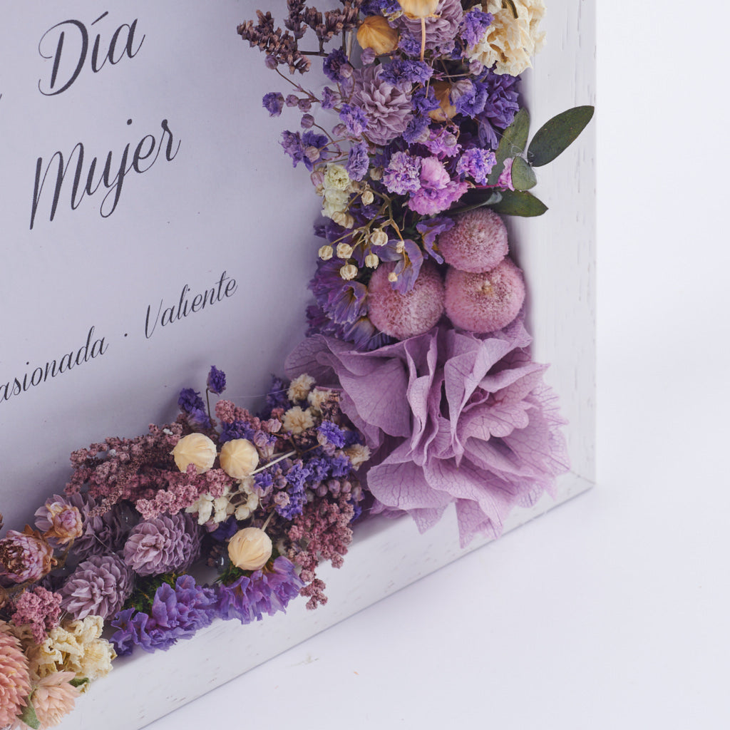 detalle de marco de flores con lilas preservadas