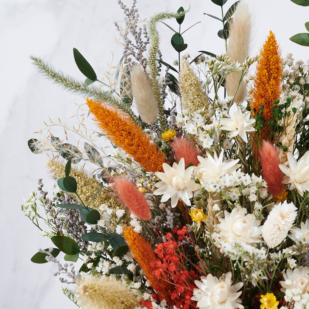 flores eternas y preservadas naranjas