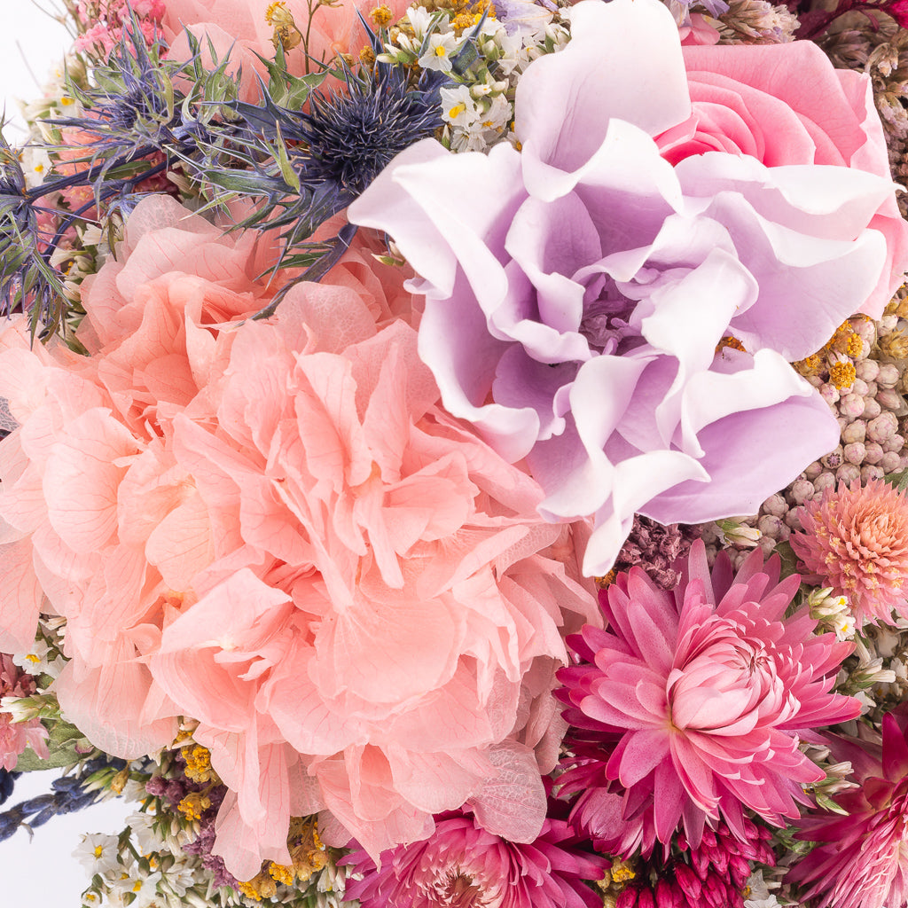 detalle de flores preservadas en boquet Aline