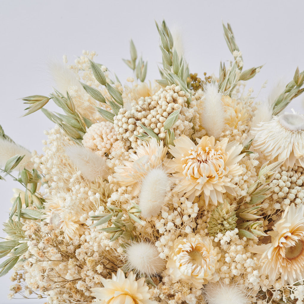 detalle de ramo de flores preservadas con flor de arroz