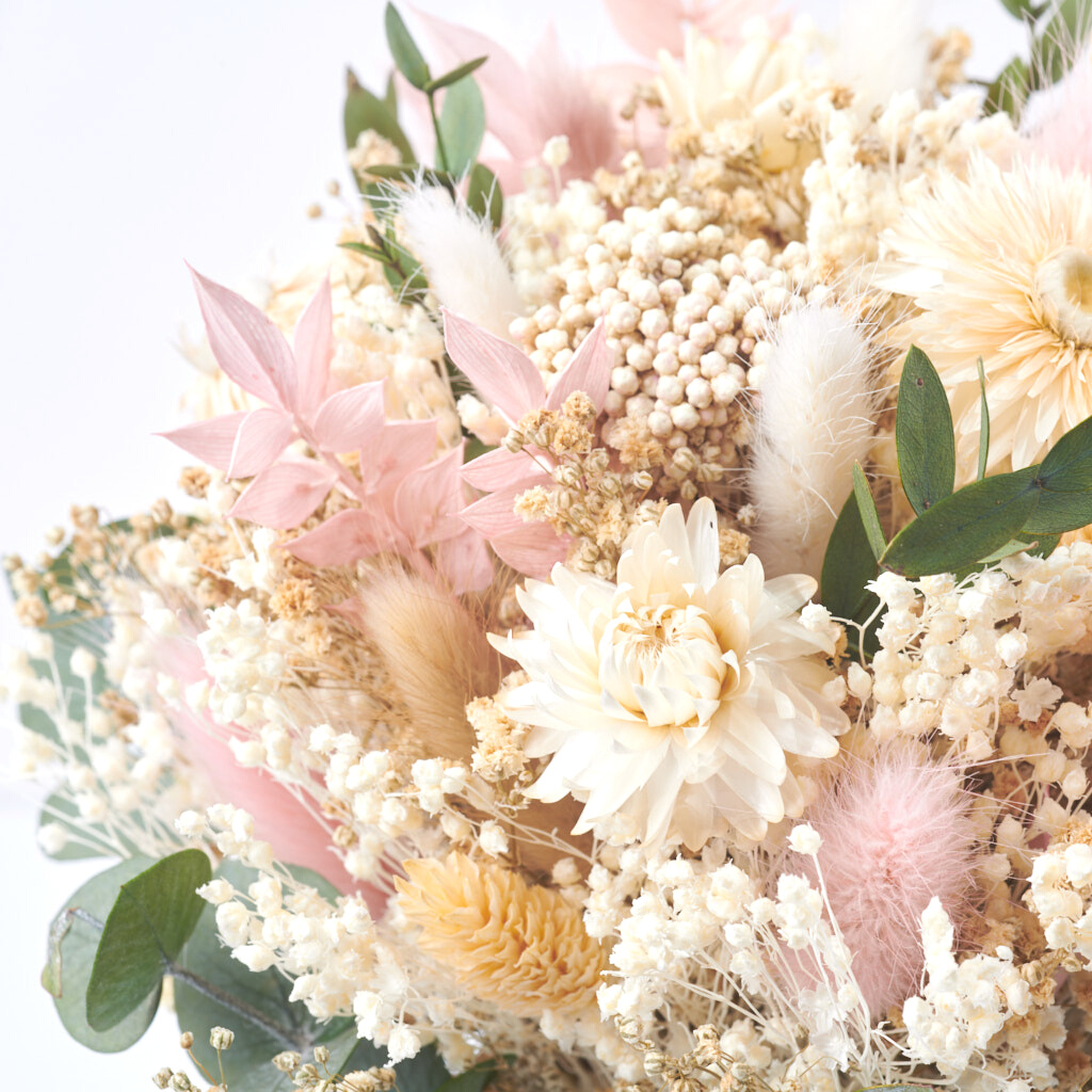 detalle de ramo de novia preervado de flores blancas