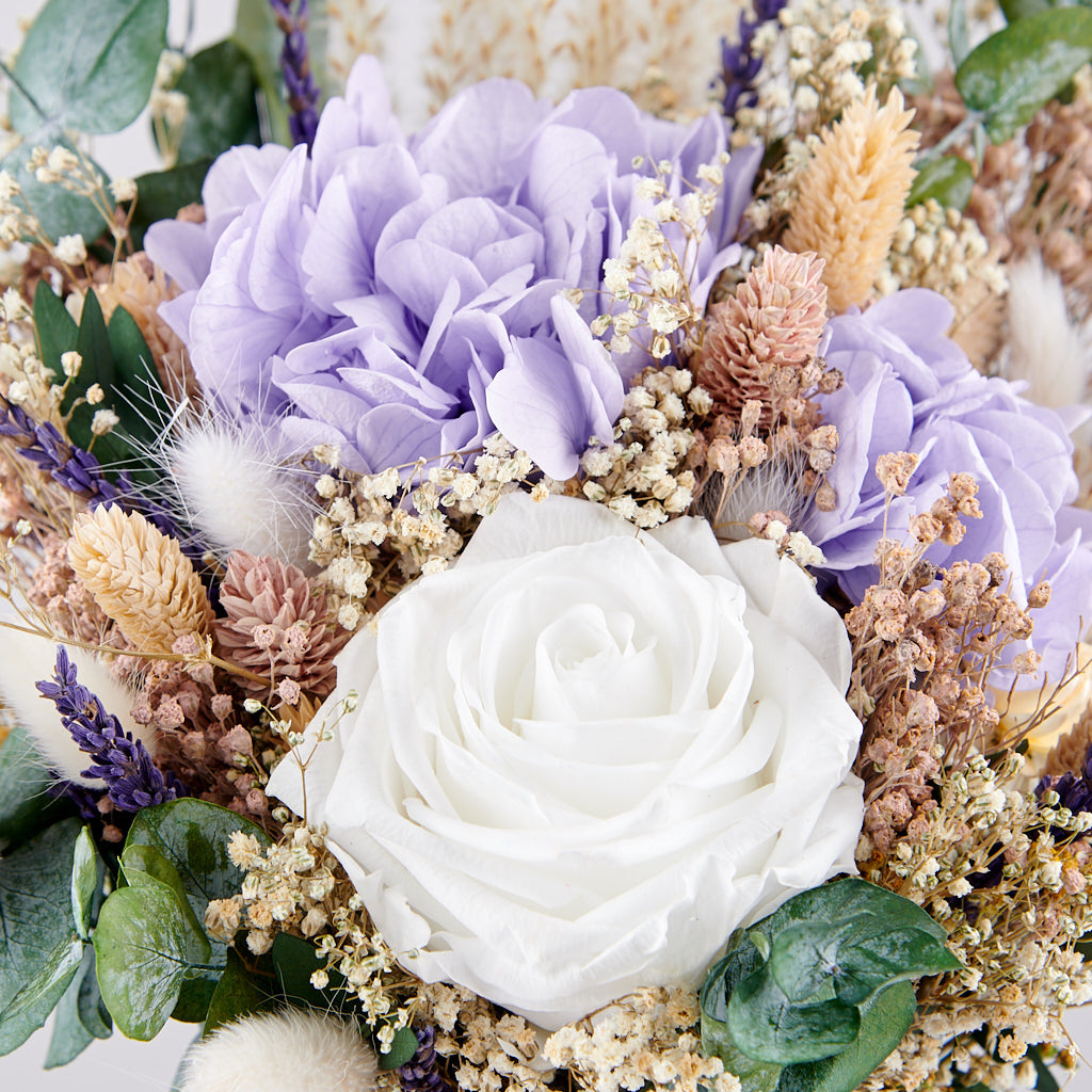 rosa blanca y hortensia malva preservadas