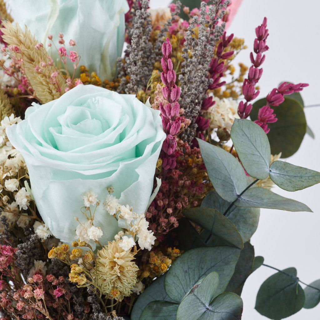 ramo de novia de flores preservadas con rosas mint preservadas