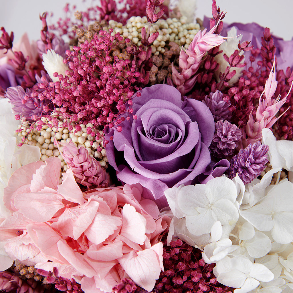 detalle de rosa y hortensia preservada