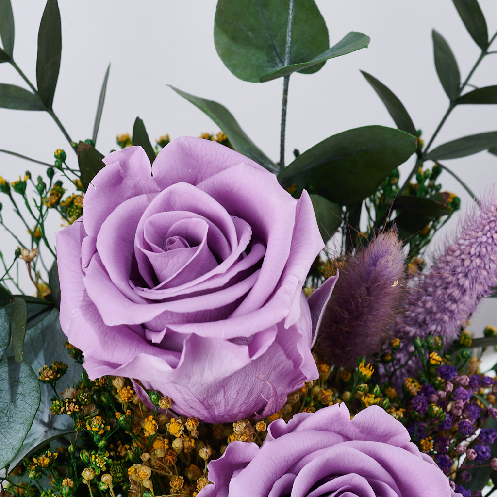 rosa eterna morada con eucaliptus