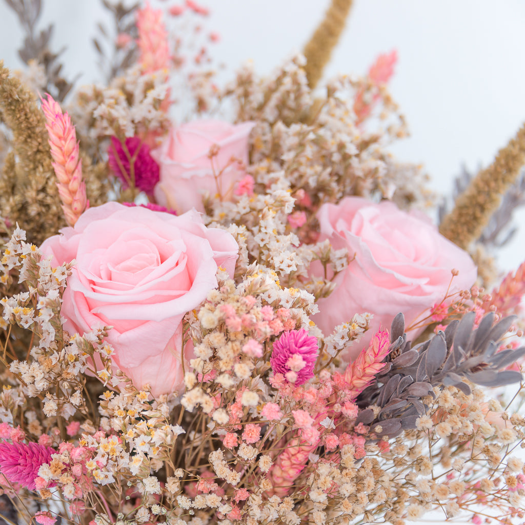 detalle de rosas preservadas en ramo