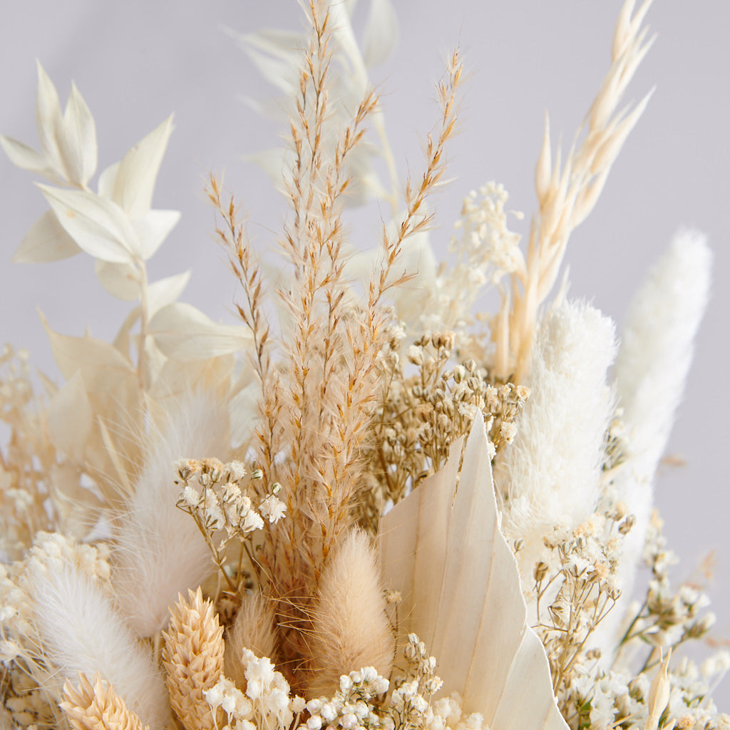 detalle de flores preservadas en tonos tierra