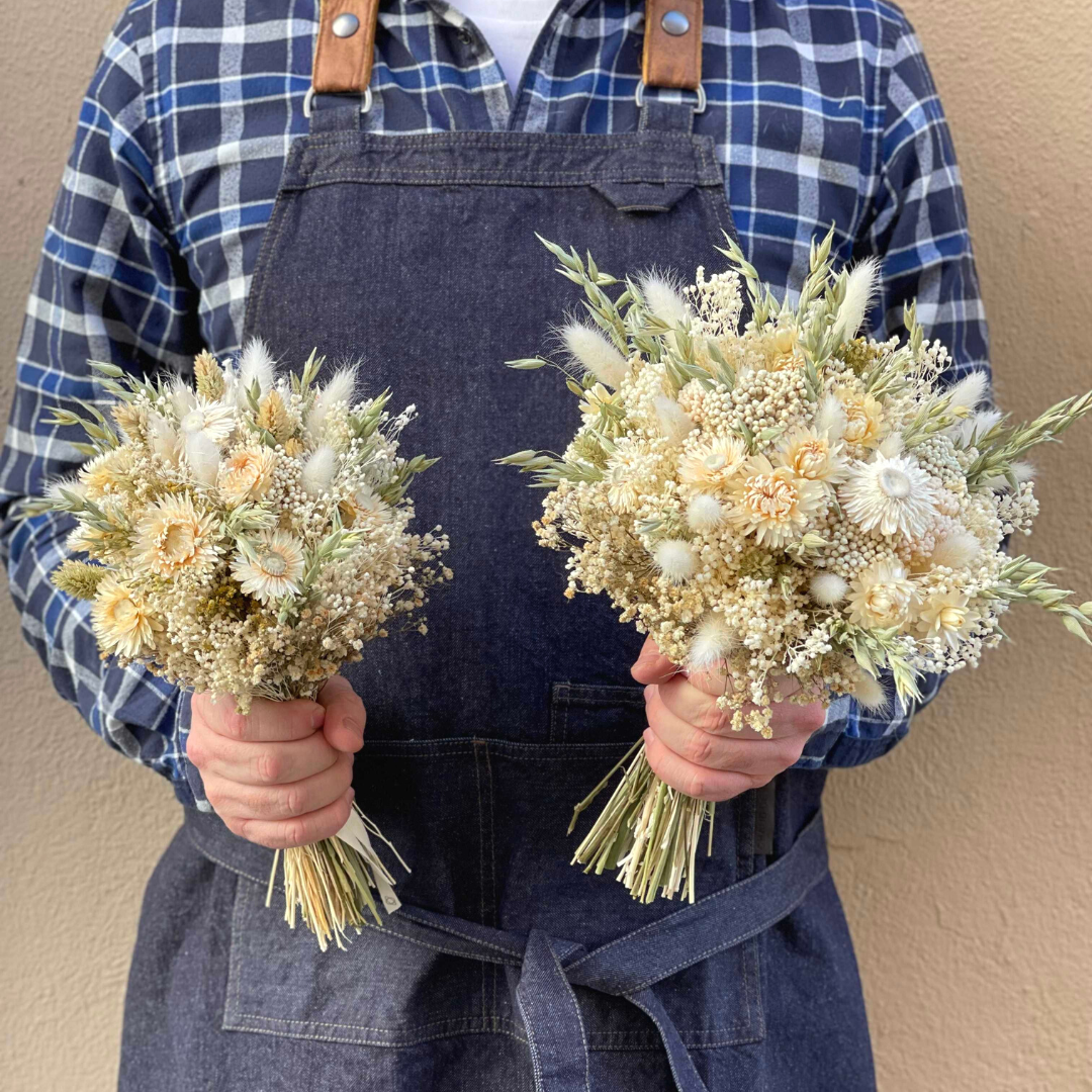 ejemplo de dos tamaños disponibles de ramo de flores blancas preservadas