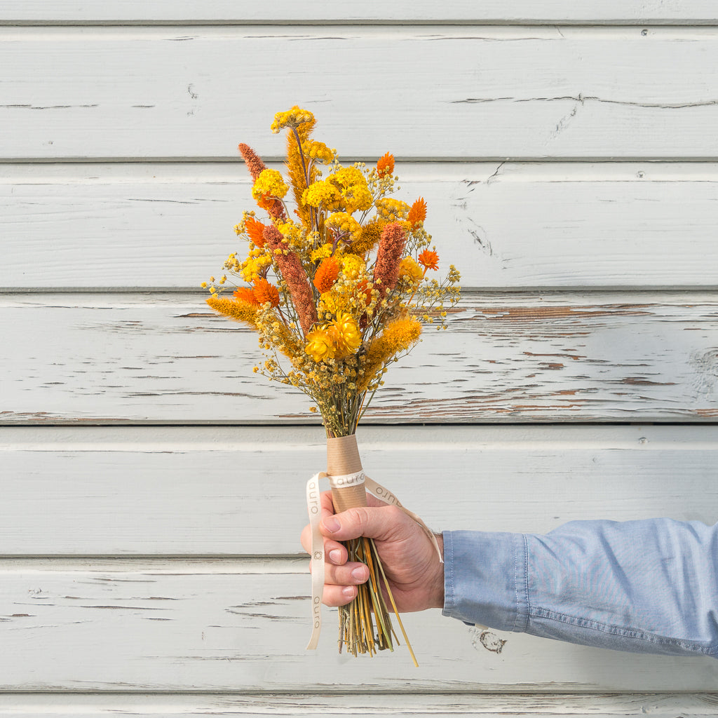 manojito de flores preservadas amarillas