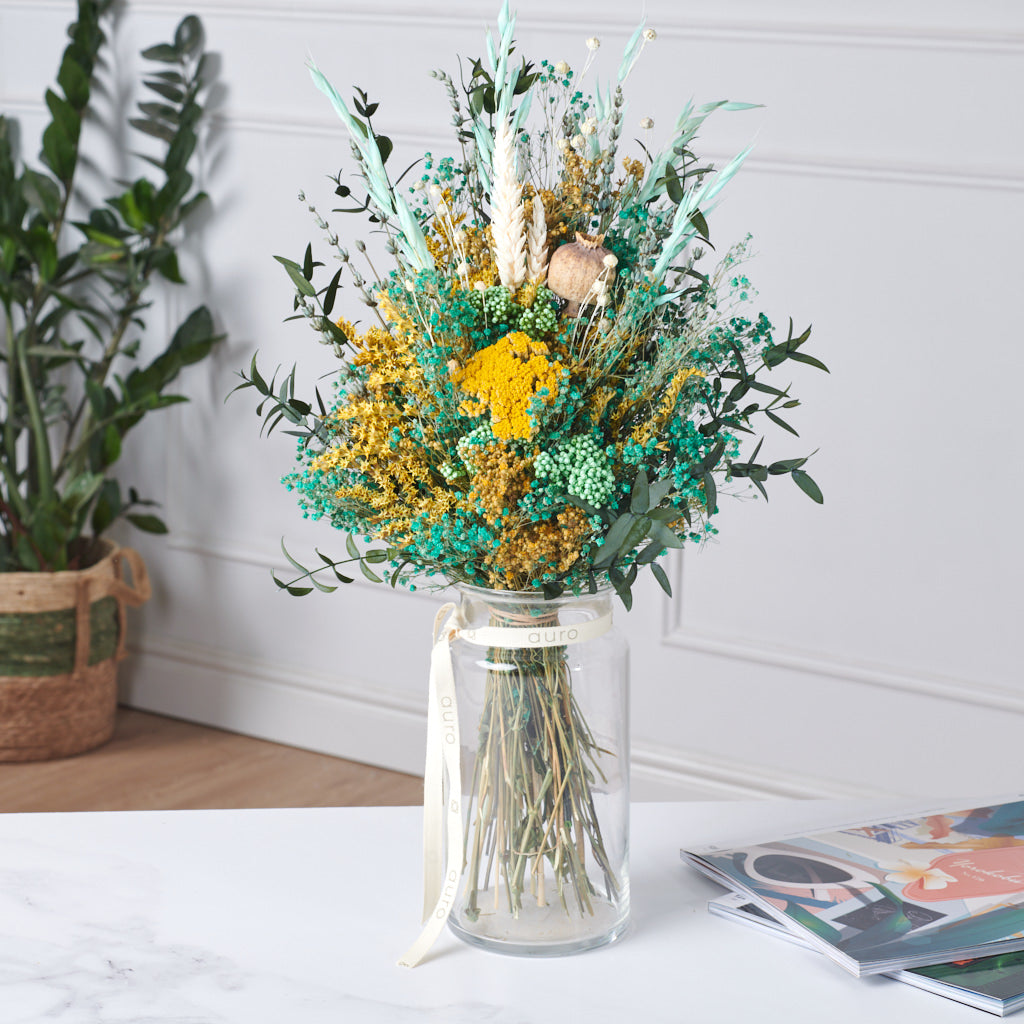 ramo de flores turquesa y amarillas preservadas