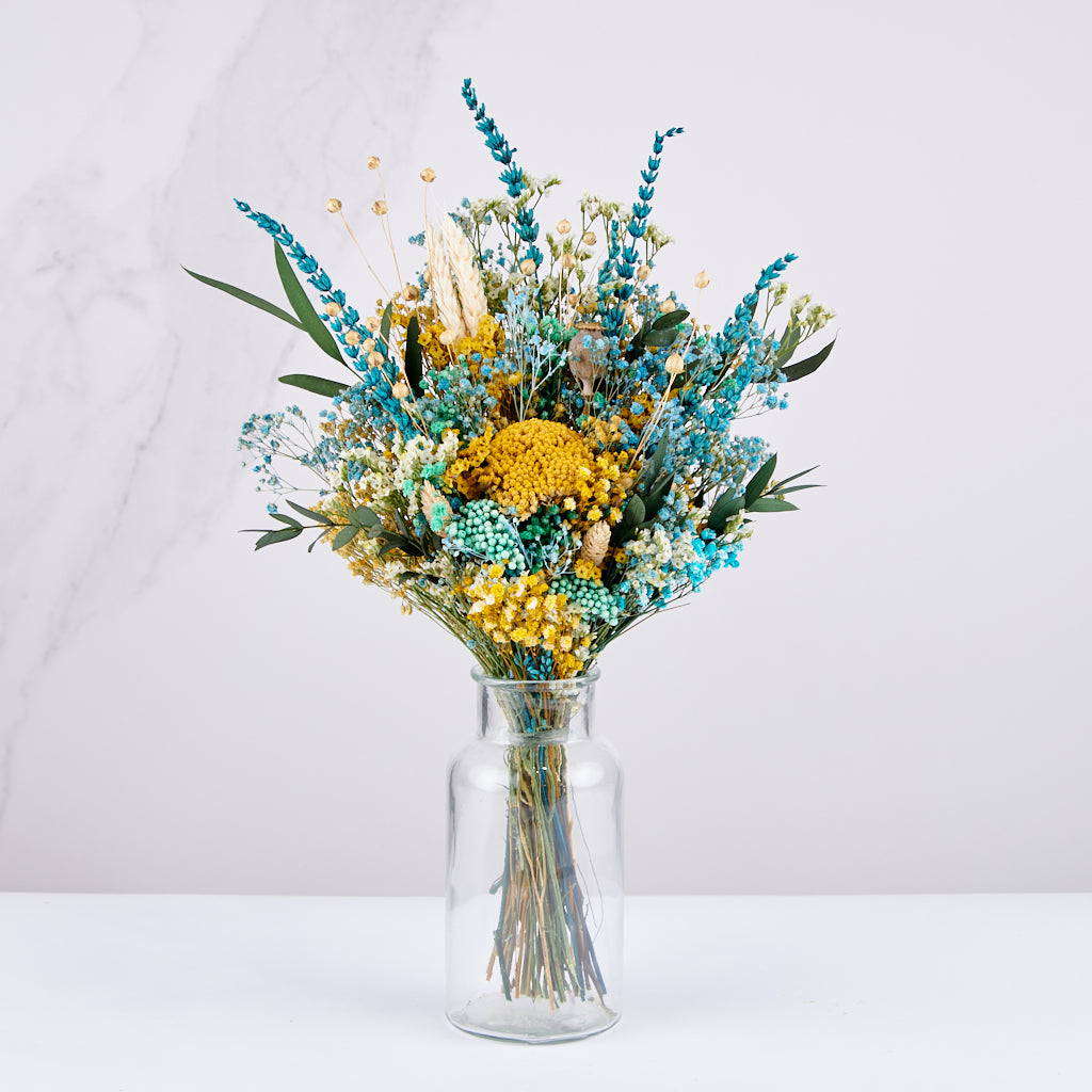 ramo tropical de flores preservadas amarillas y azules