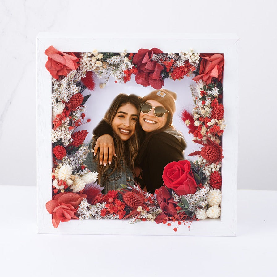 marco con fotos y flores preservadas