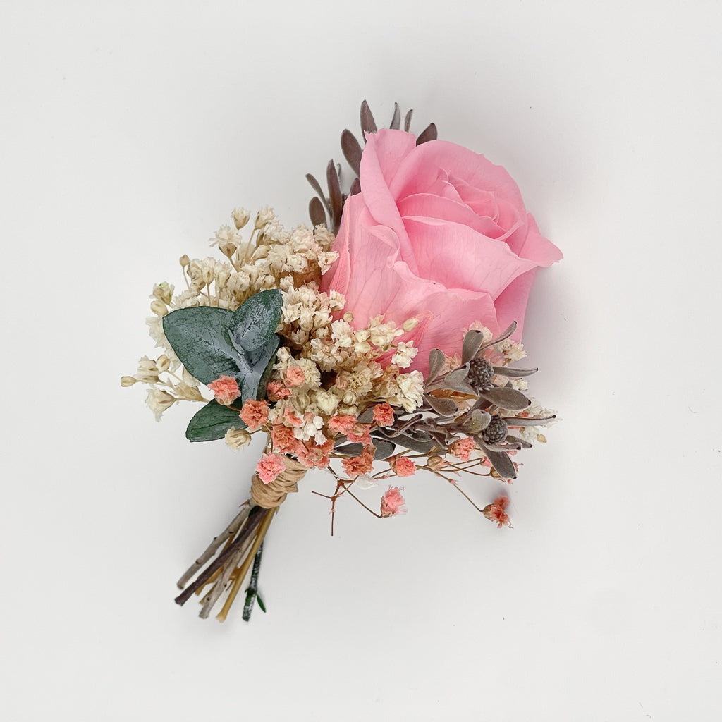 prendido con rosa rosa preservada