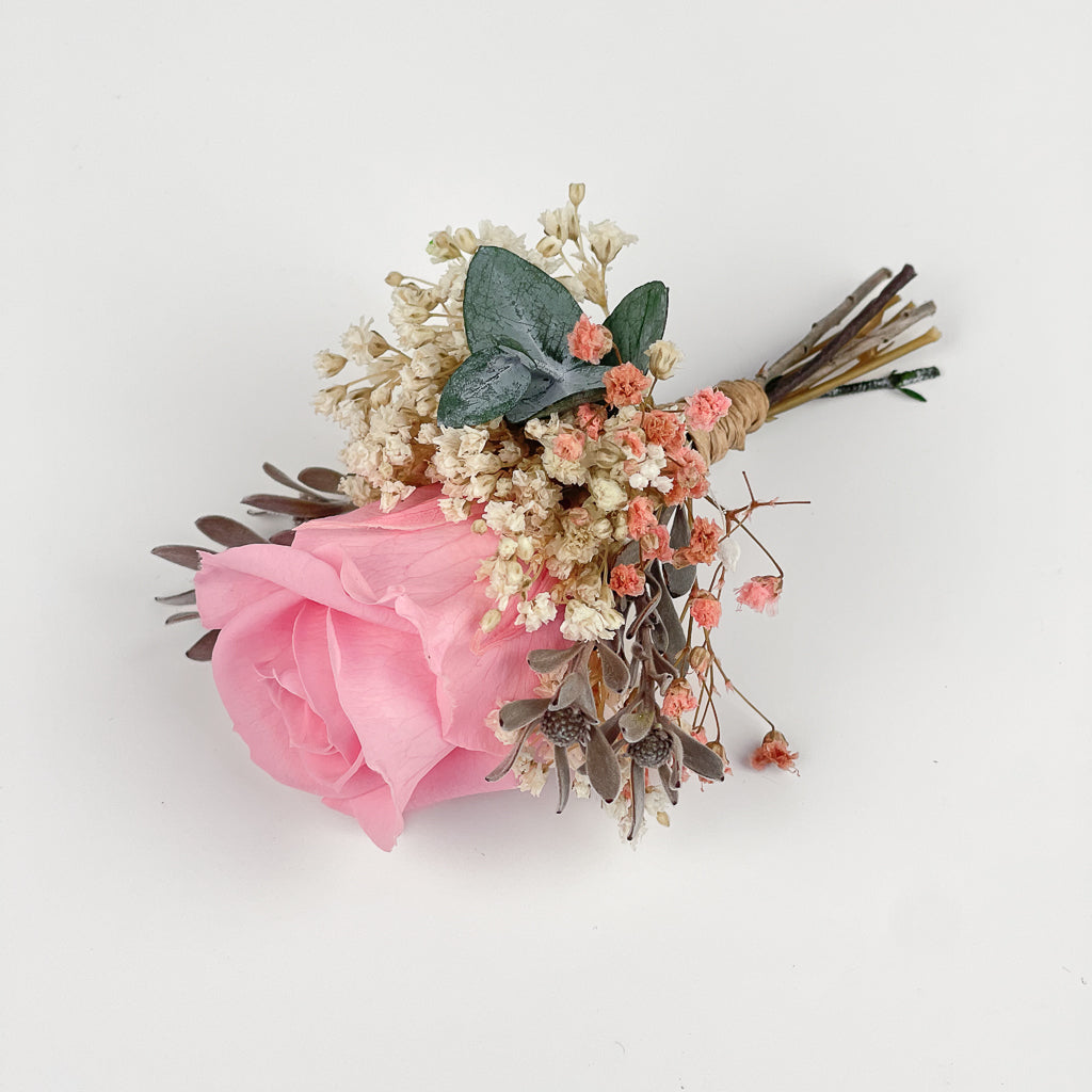 prendido con mini rosa rosa