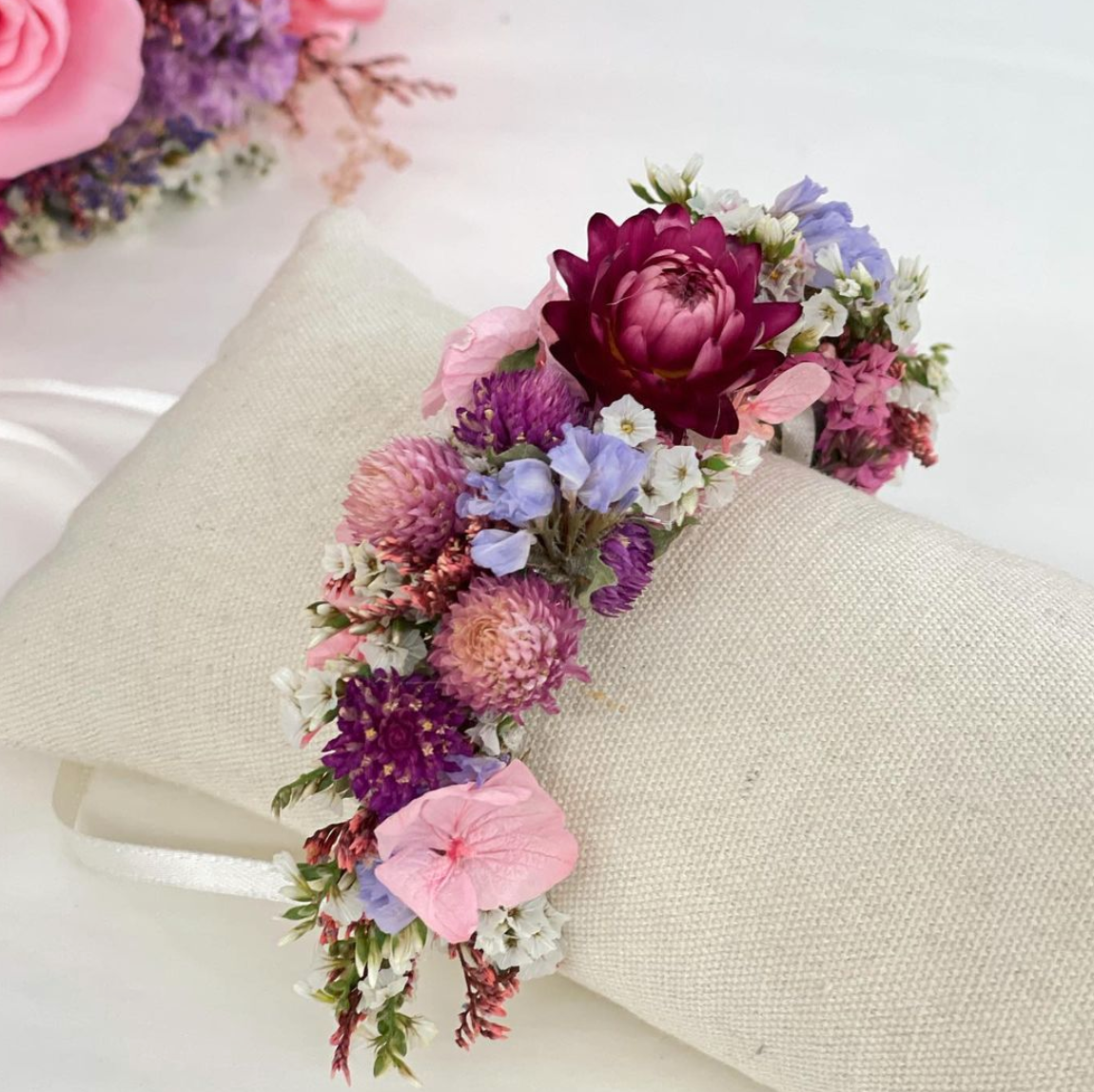 pulsera alambrada de flores preservadas a juego