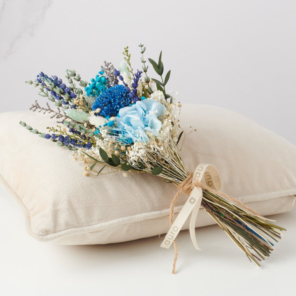 ramito detalle de flores preservadas en tonos azules