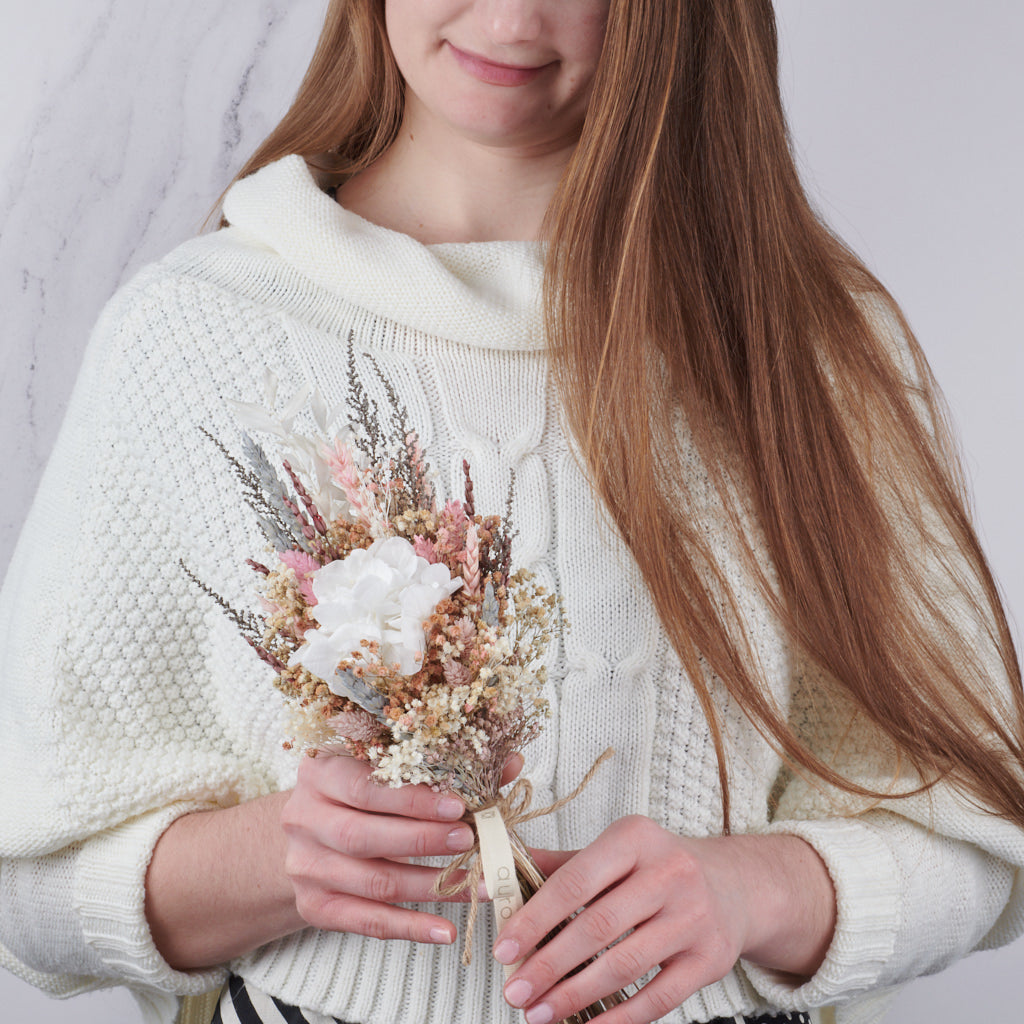 pequeño ramo de flores preservadas para dar como detalle