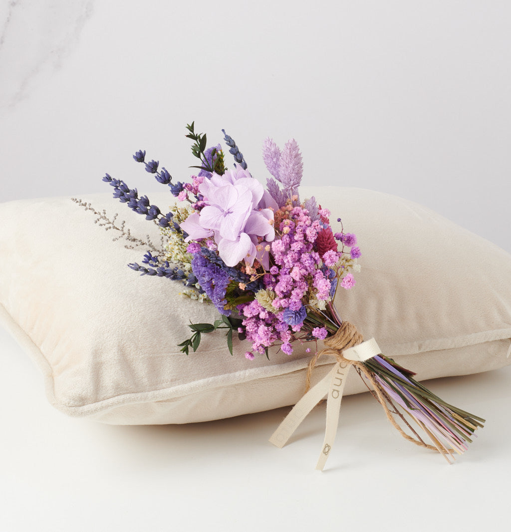 ramito detalle de flores preservadas en tonos lilas y azules