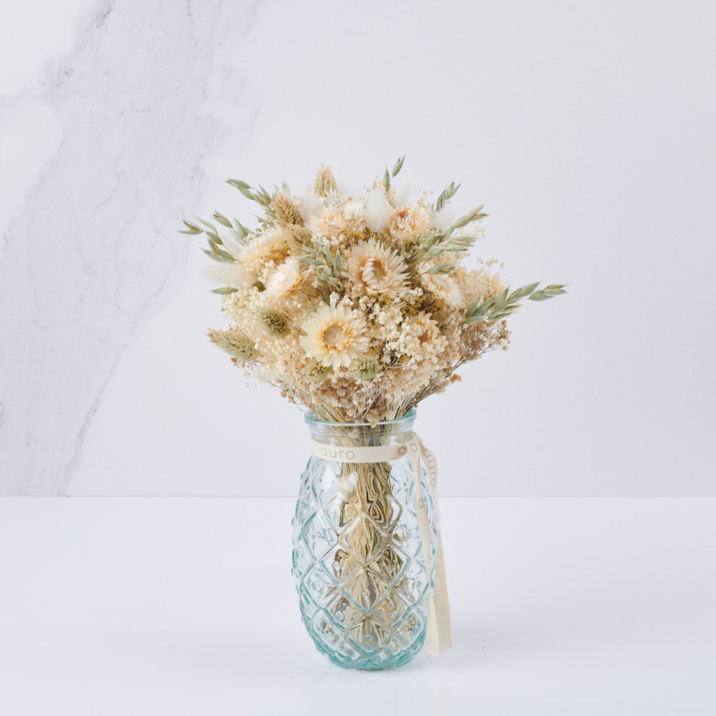 ramo de flores blancas preservadas con avena y margaritas