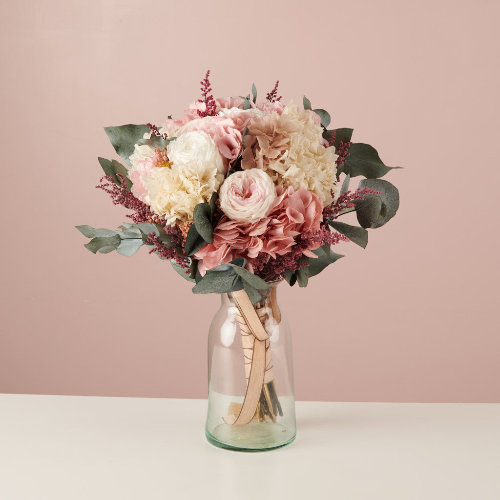 ramo de flores preservadas con hotensia, rosa de jardín y eucaliptus