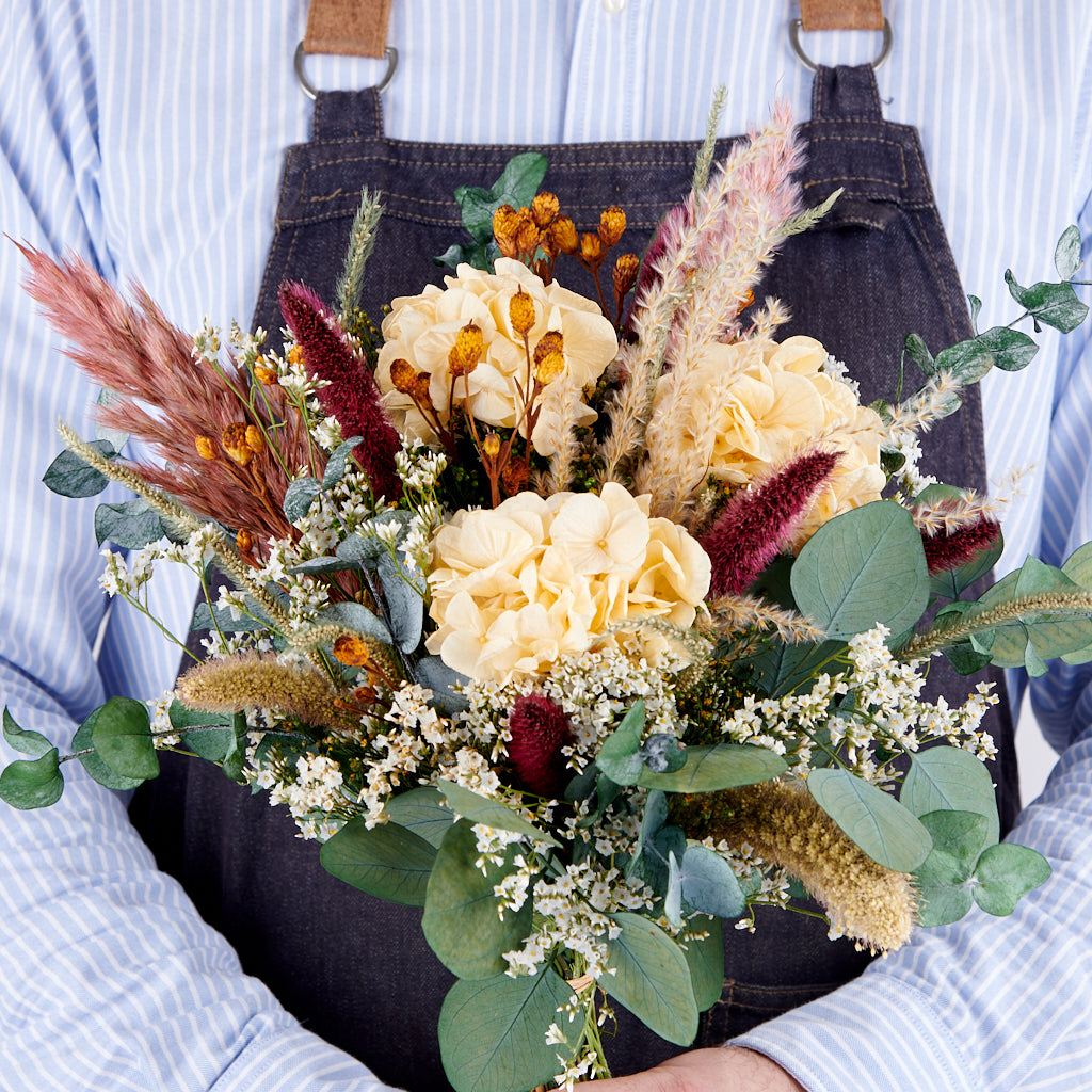 ramo de mano con hortensias preservadas