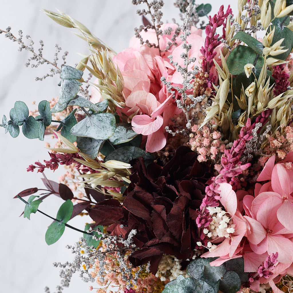 vista de ramo preservado con hortensias rosas y burdeos