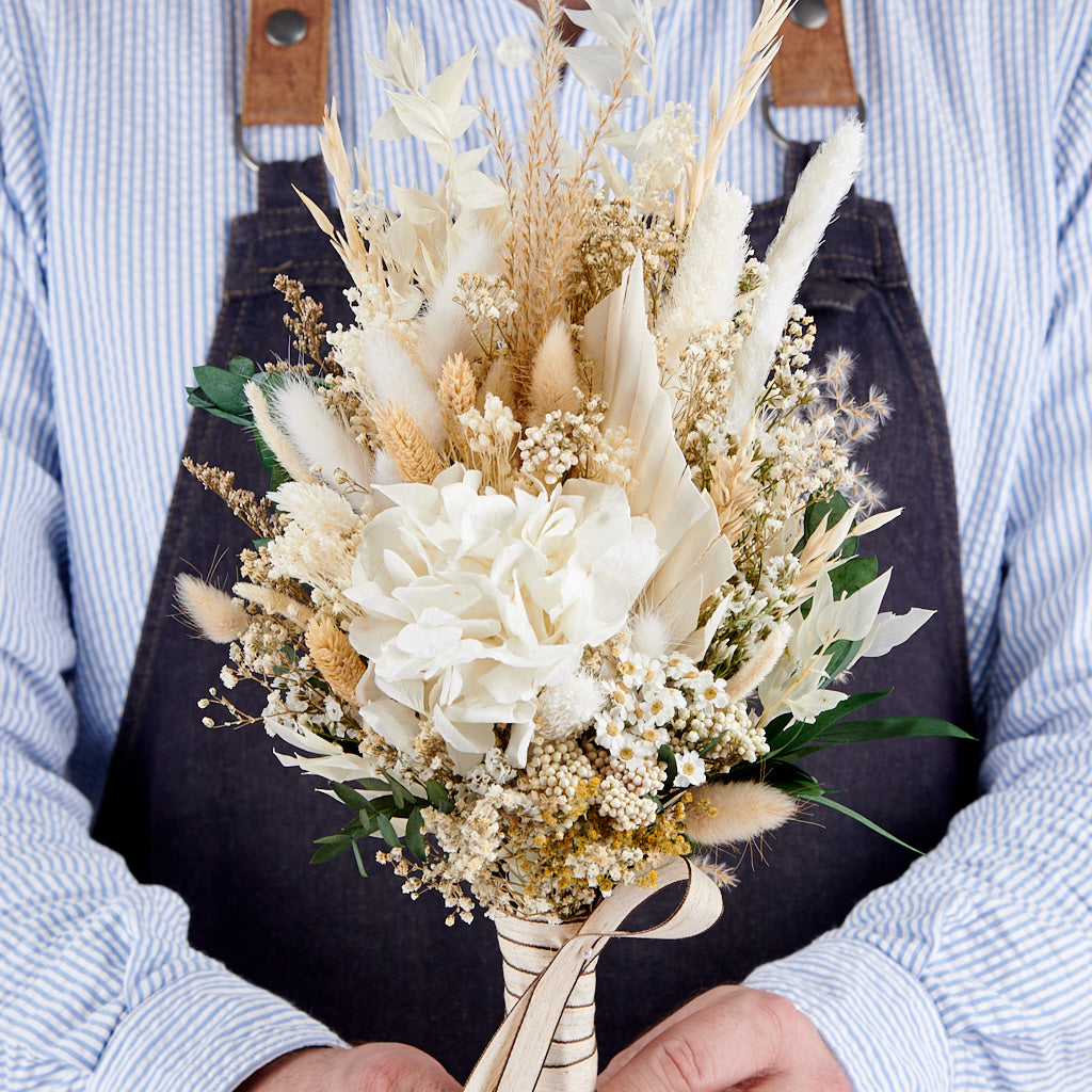 ramo de mano en tonos blancos, beige y verdes