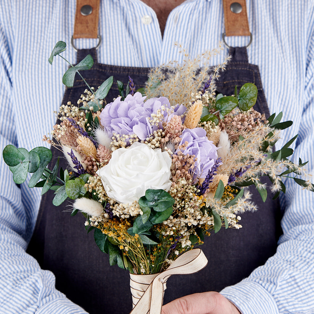 ramo de mano con hortensia lila y rosa blanca preservadas