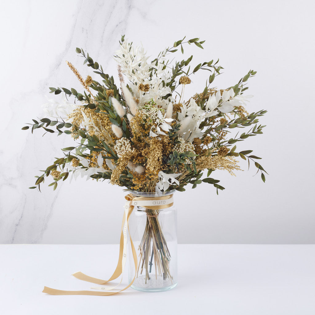 ramo de navidad con eucaliptus preservado y tonos dorados