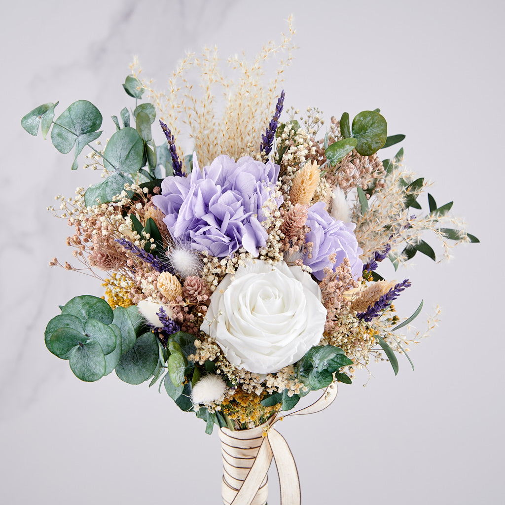 ramo de novia con hortensia malva, lavanda y rosa blanca preservadas