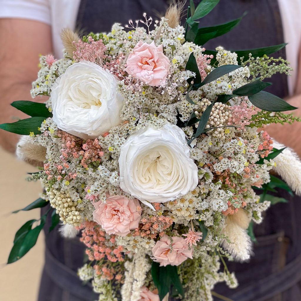 rosas preservadas en ramo de novia