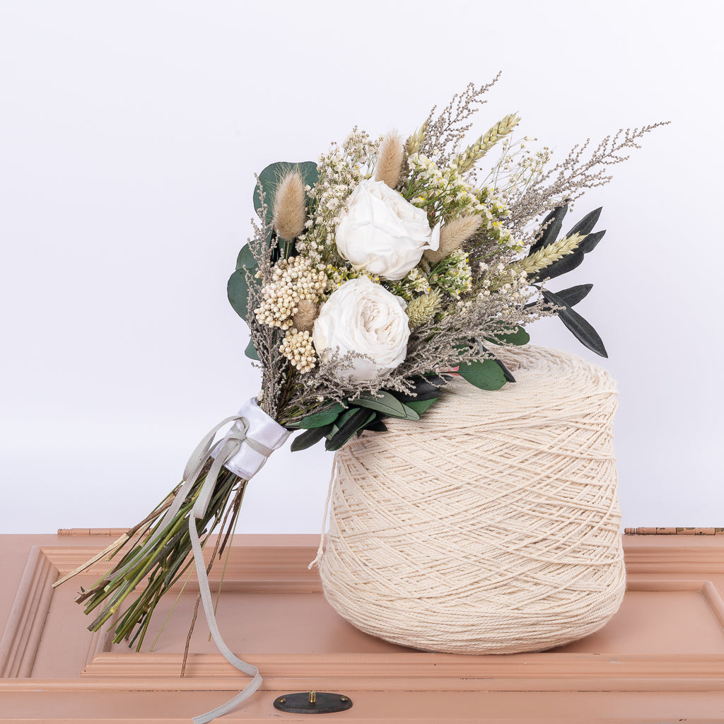 ramo de novia con rosas preservadas