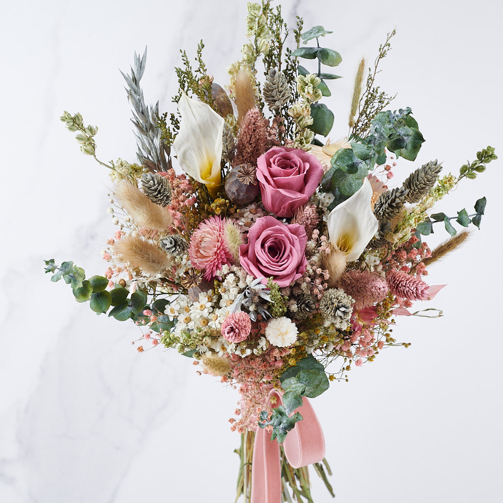 ramo de novia con calas preservadas y eucaliptus