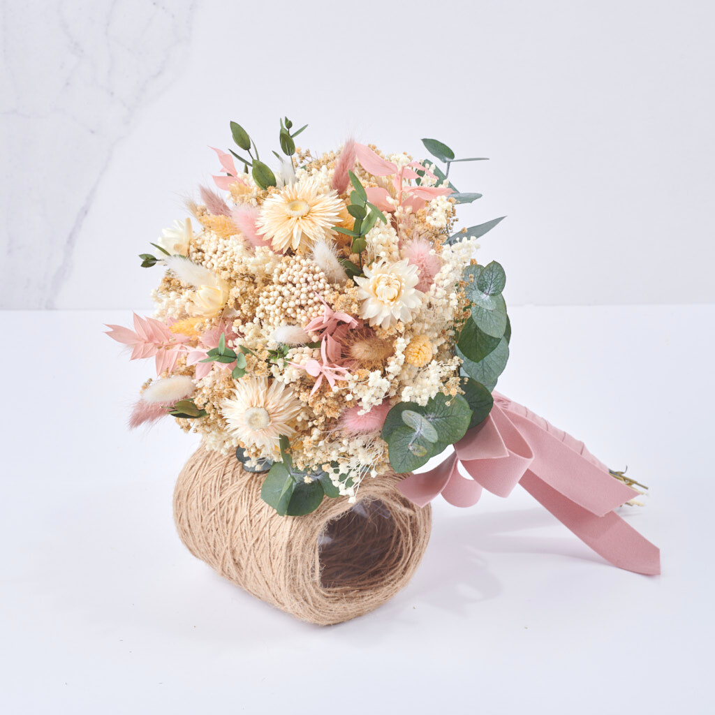 ramo de novia preservado preservado con flores blancas