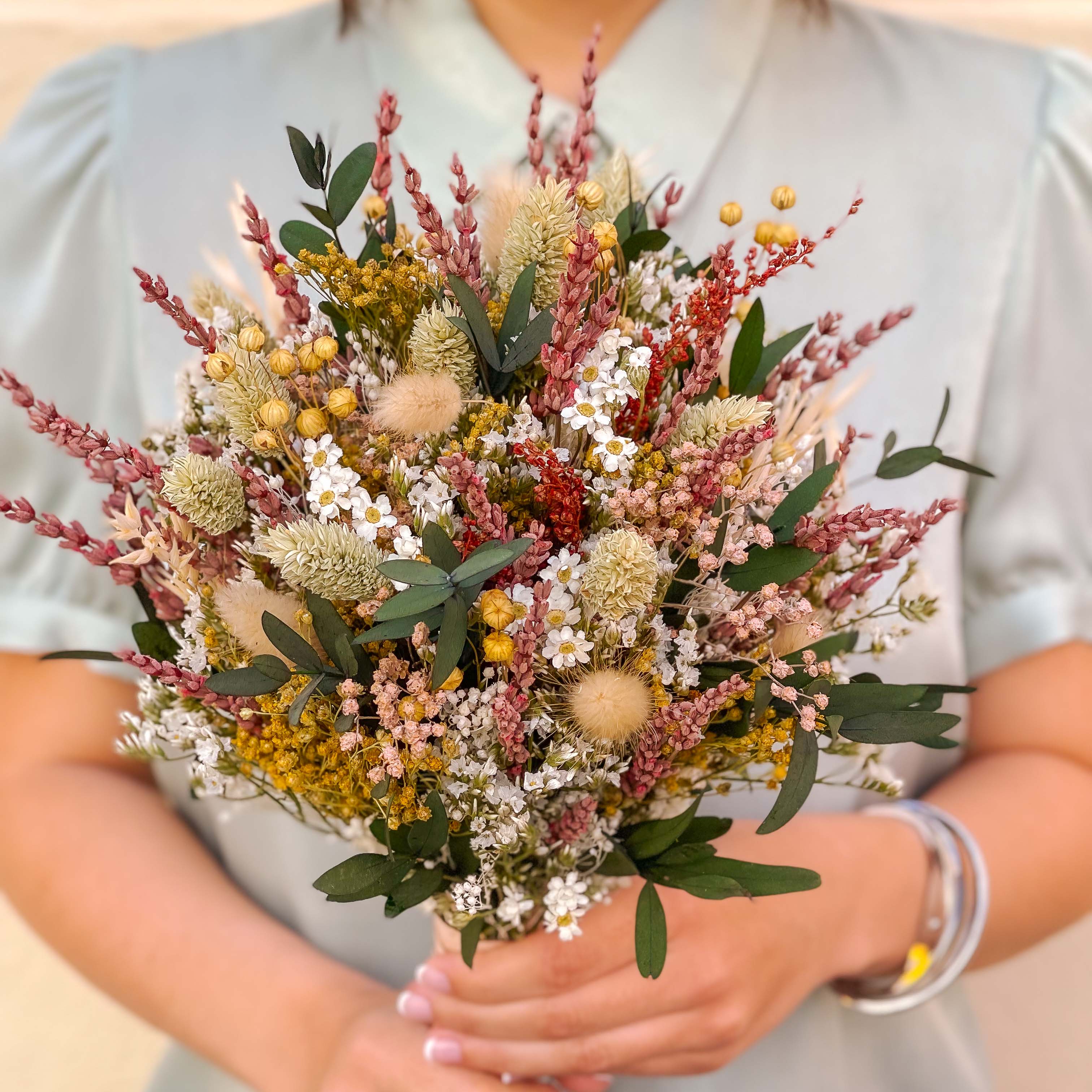 detalle de ramo de flores preservadas estilo silvestre con eucaliptus