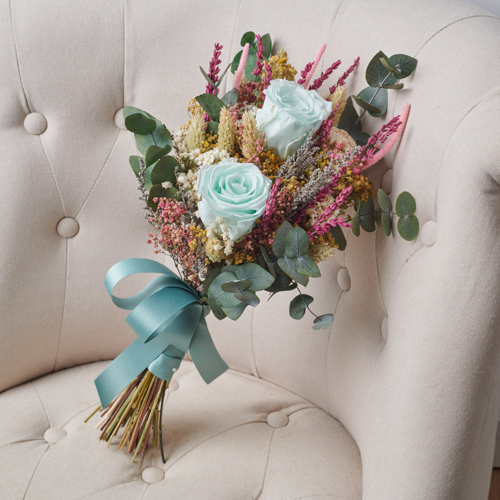 ramo de novia de flores preservadas con rosas mint preservadas