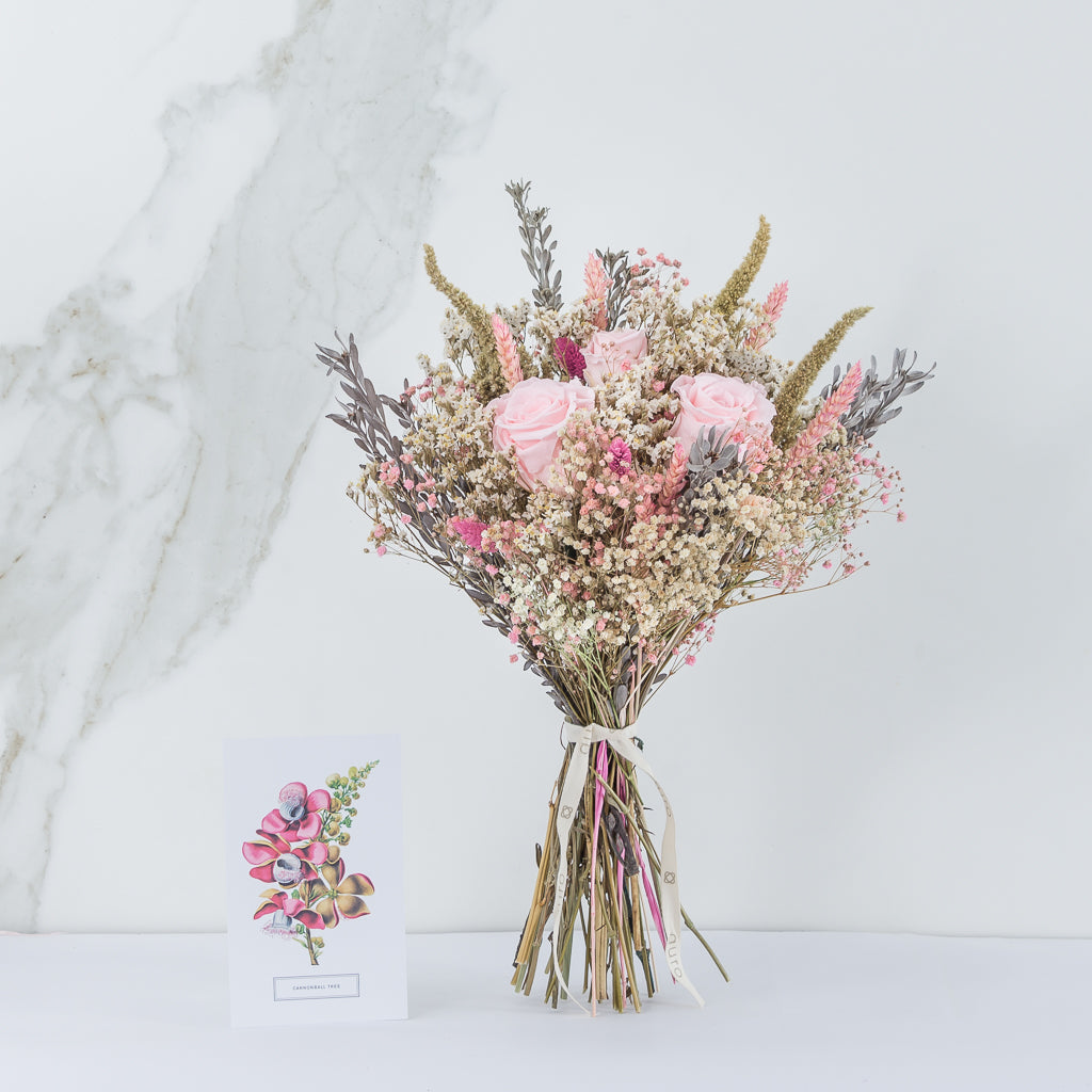 ramo de rosas preservadas y gypsophilla