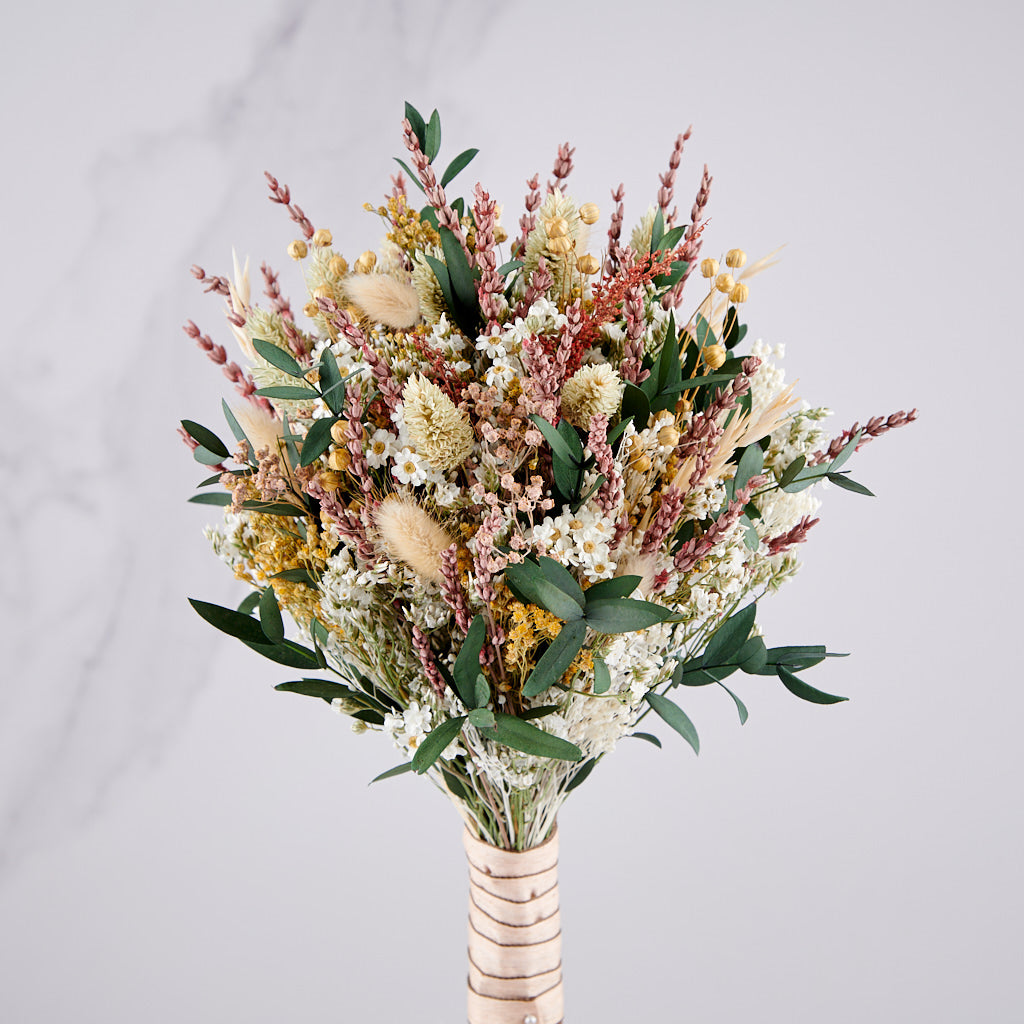 Ramo de novia silvestre de flores preservadas en tonos beige y verdes