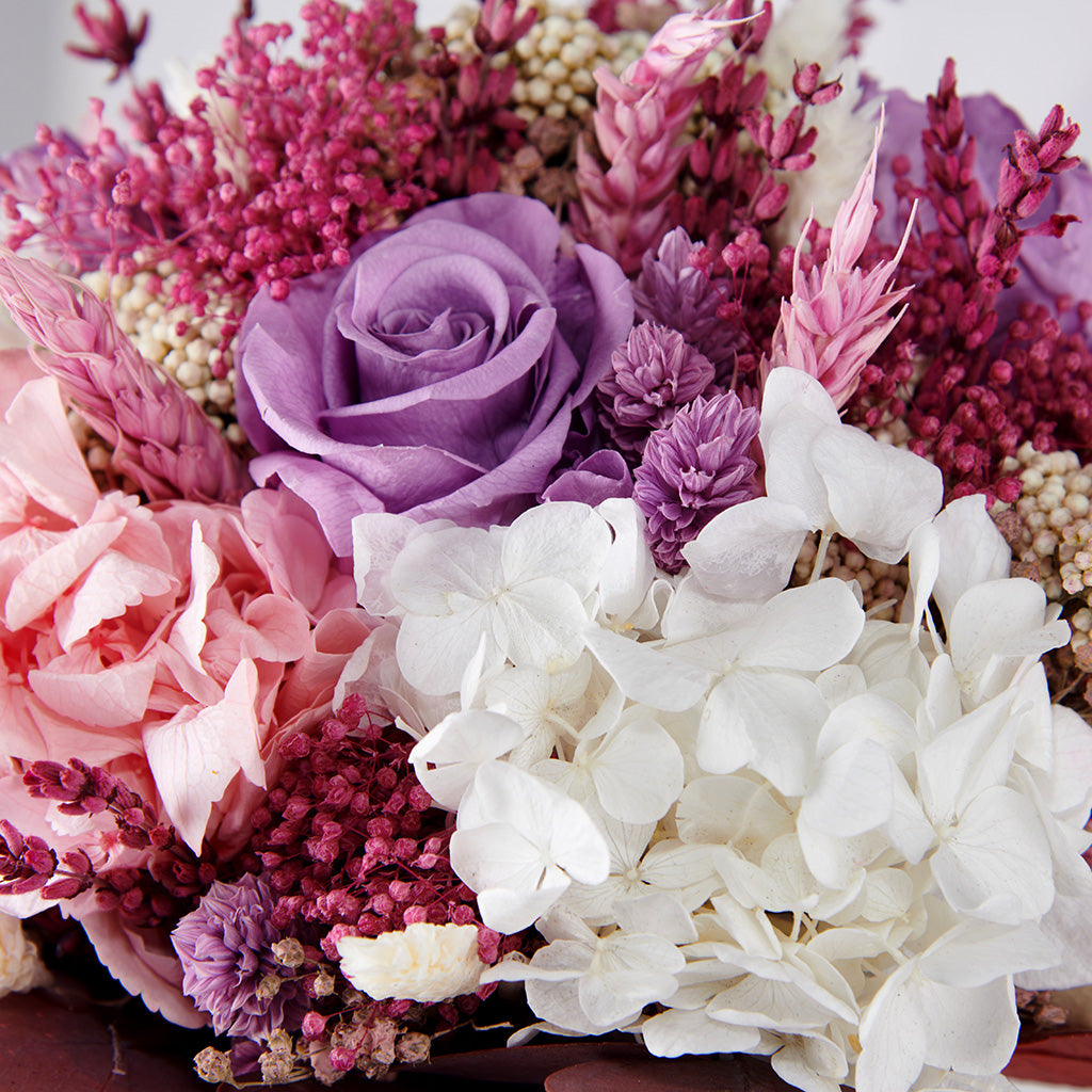 detalle de rosa y hortensia preservada
